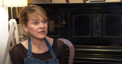Csodálatos mesterség: akár több ezer eurós könyv is megfordul Bősze Tímea restaurátor keze alatt (video)
