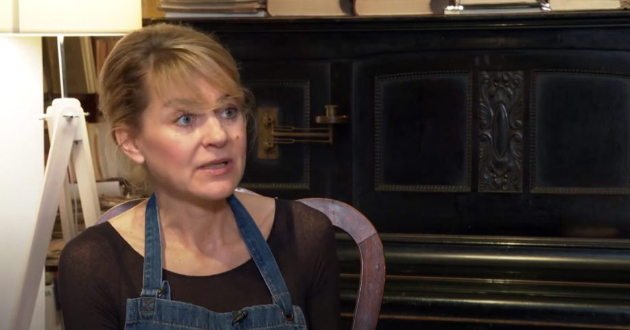 Csodálatos mesterség: akár több ezer eurós könyv is megfordul Bősze Tímea restaurátor keze alatt (video)